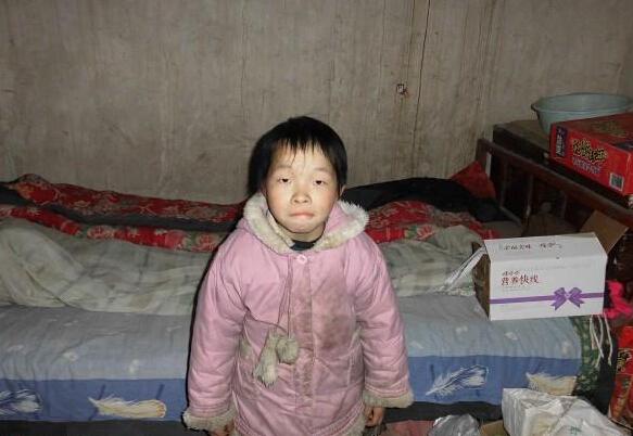 王荣歌的近照,已经9岁的王荣歌是个懂事的孩子,父亲残疾、母亲智障,在家里很知道帮助父母做家务