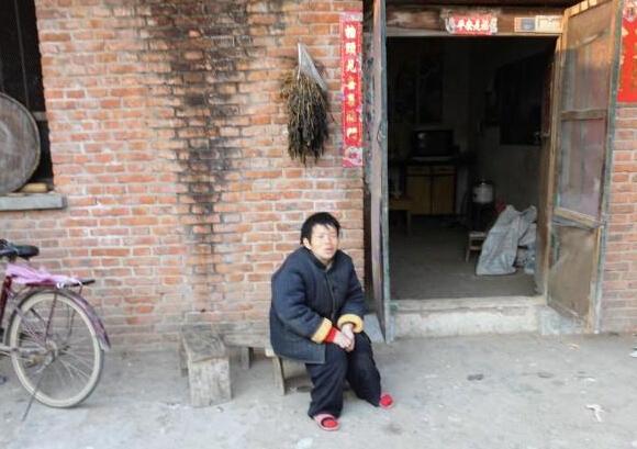 王荣歌的母亲是个智障,整天在家呆呆傻傻的