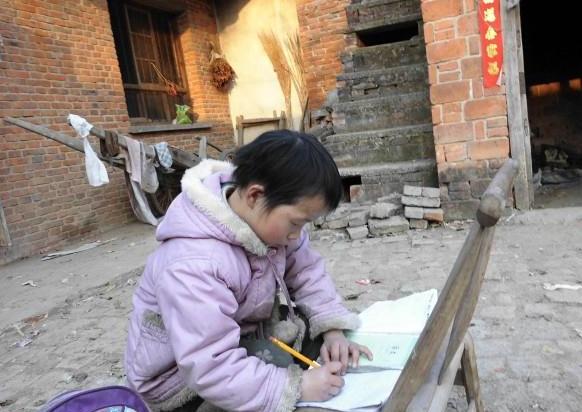 王荣歌是个懂事的孩子,知道只有好好学习才能实现自己的梦想,正在认真的写着老师给布置的作业