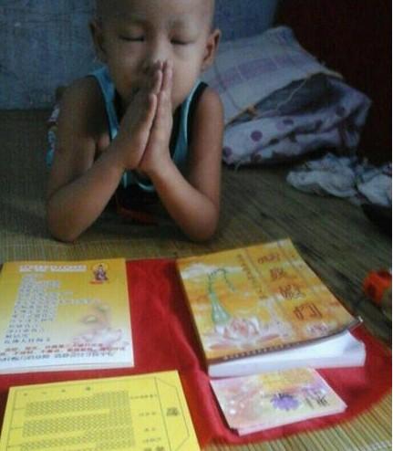 小思远为了感谢帮助过他的那些好心人,正在念经为好心人祈福。