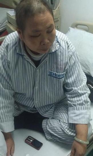 病床上的萧彩玉。