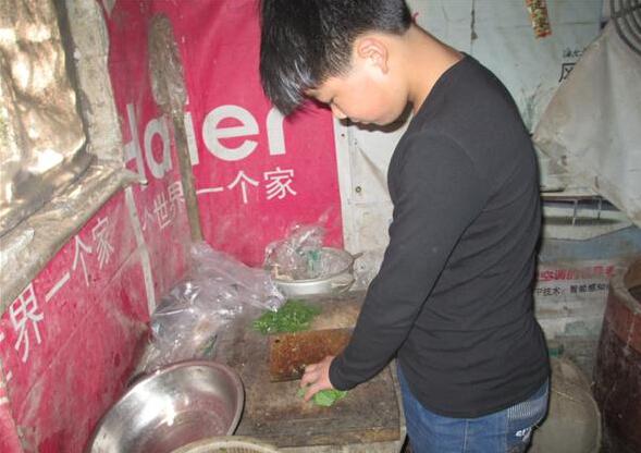 李宁家中贫困,但他很懂事