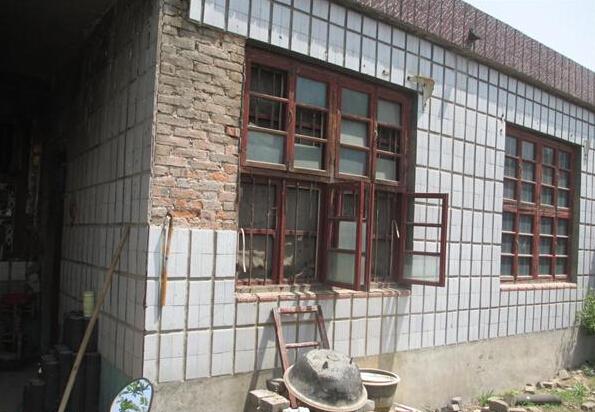 李宁一家居住的简陋房屋,窗户很是破旧
