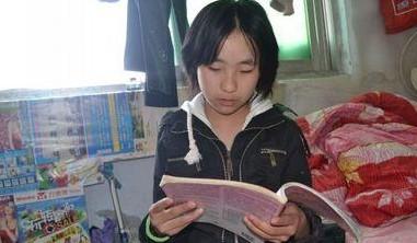 汤思敏家中贫困,学习成绩很好