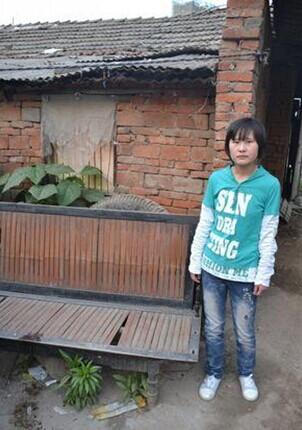 闫鹏飞家中贫困,房子很是破旧