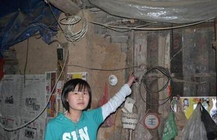 闫鹏飞家中贫困,房顶很是破旧