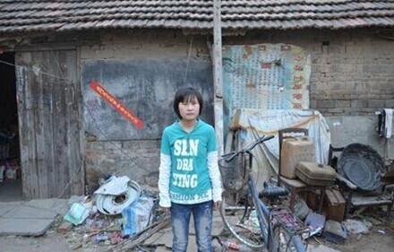 闫鹏飞家中贫困,衣服很是破旧