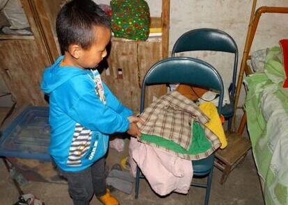 陈昌盛家中贫困,凳子很是破旧