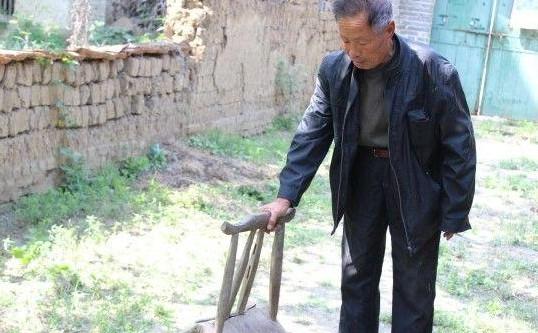 王庆富家中贫困,椅子很合适破旧