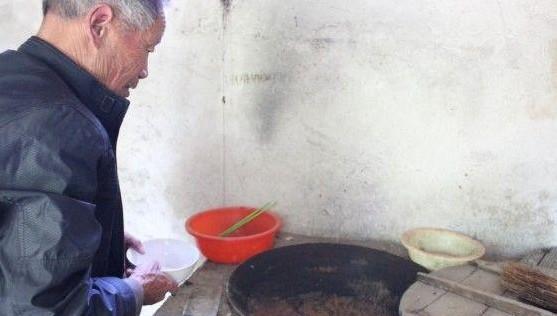老人家中贫困,灶台很是简陋