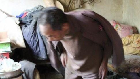 老人家中贫困,房间很是狭小