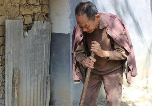 老人家中贫困,但是他很勤劳