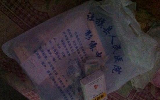 老人家中贫困,经常要吃药