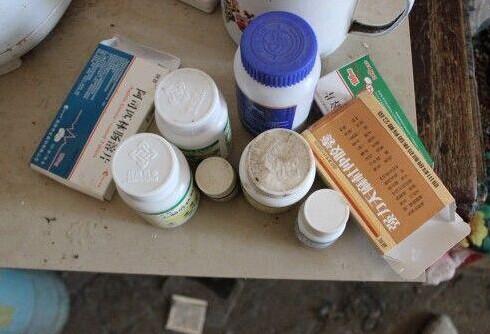 老人家中贫困,经常要吃药