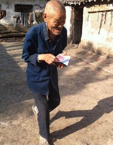 老人家中贫困,衣服破旧