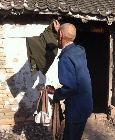 老人家中贫困,房子很是破旧