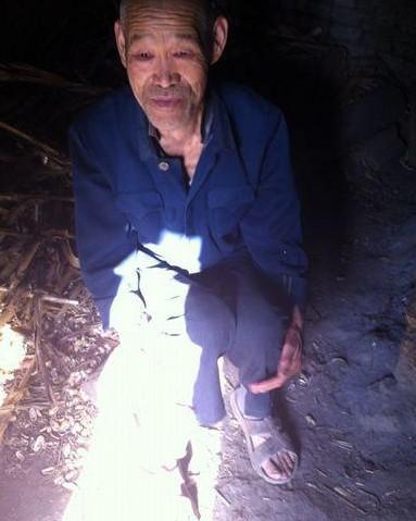 老人家中贫困, 连个做的地方都没