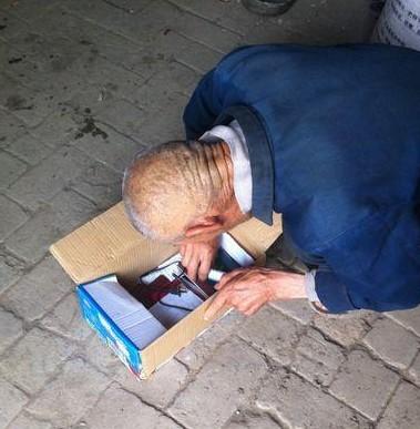 老人家中贫困,家中很是杂乱