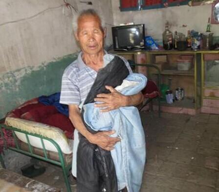 王正法老人家中一眼可见的简陋家具