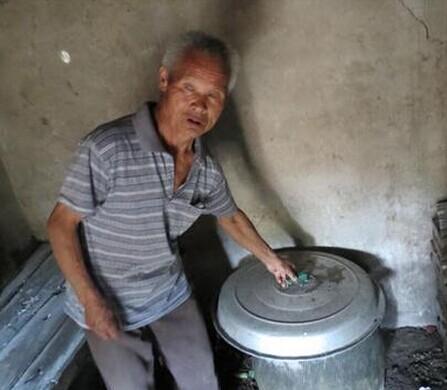 王正法老人准备做晚饭