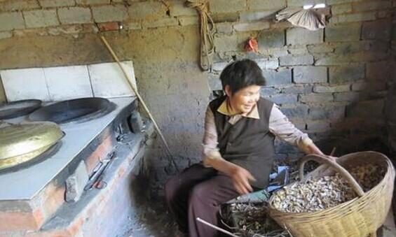 赵书焕老人准备用柴火做晚饭