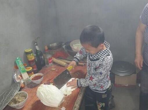 韩鹏程在家里切菜