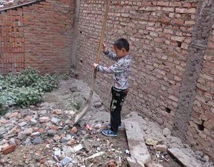 韩鹏程在干农活