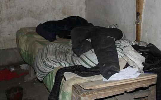 钱其应老人床很简陋又很脏