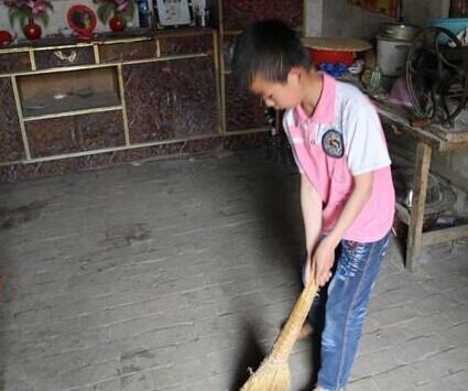 孙满在打扫卫生