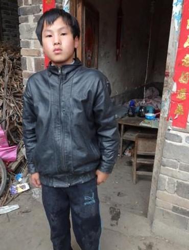 受助人无助的眼神。