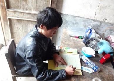 受助人很认真的在学习,学习很好。