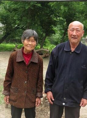 王长安老人和妻子看到社工来很高兴