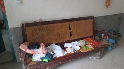 老人家的沙发也是好心人送的