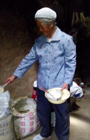 老人家中贫困,以务农为生