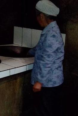 老人家中贫困,灶台很是破旧