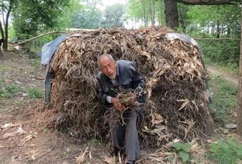 王长生驮着被去那晚饭用的柴火