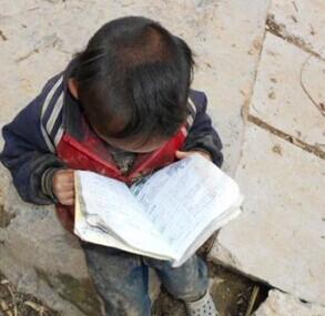 受助人正在认真的看书