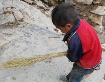 受助人正在打扫卫生