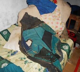 受助人家里的很潮湿,床上的被子已经发霉了