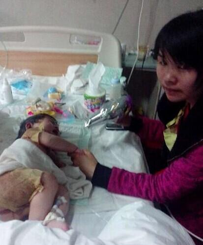 这是黄月丽的妈妈在辛苦地照顾宝宝,孩子身上很痒,不能用手抓,只能用吹风机吹。