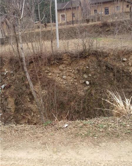 村民在估算要架建这座便民桥的跨度大小,经核算,工程量是很大的,需要社会力量来扶助完成.希望能得到社会各界有识之士,伸出援助之手。