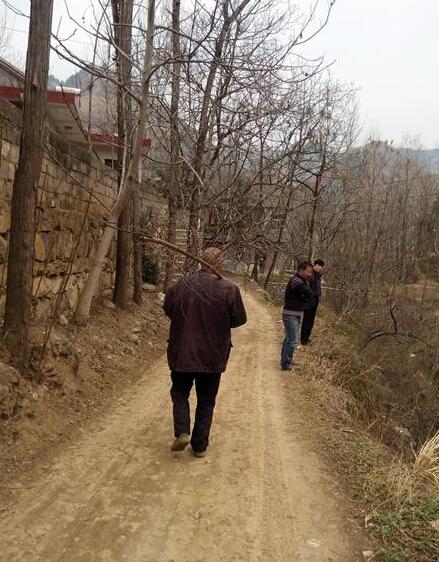 村民们种地就得从这条小路向南二里路左右再折返到对面种地,如果这个地方架有便民桥,就要省时省力,劳动效率大大提高,村民们希望架桥的这个地点已经盼望已久了。