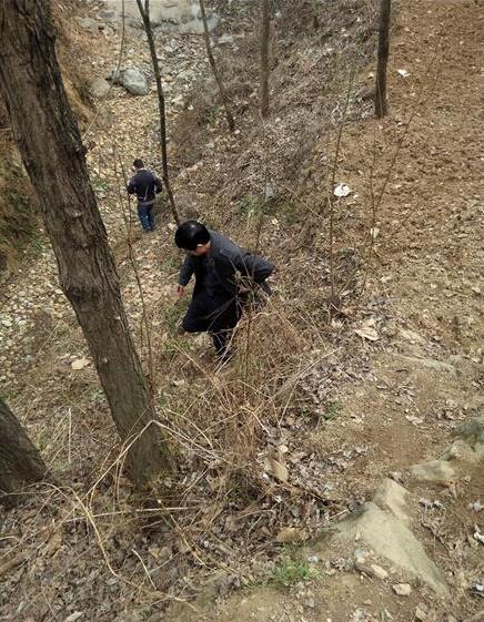 这是村民平时为了抢收和赶时间,从这里寻找的便道,上下非常不便,这个地方摔伤了不少老人和小孩。