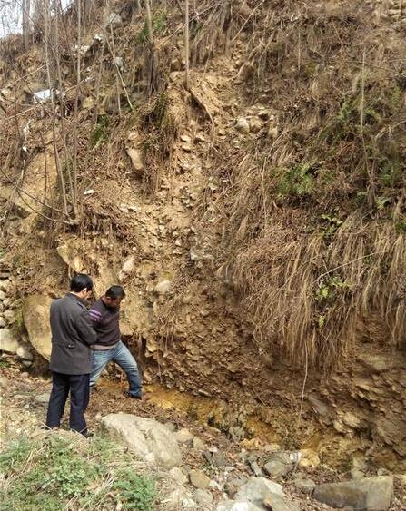 每天秋季涨水,这道河沟水流很急,已经把对面的地势拉去很深的一道水槽,如果再不保护起来,要不了三两年,对面的土地不保,连居住的房子都面临危险。