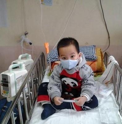 小谢金浩在输液,无情的病魔折磨着这个被社会抛弃过的孩子。