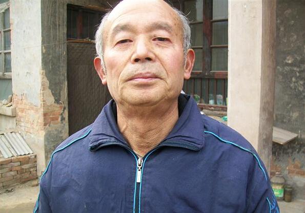 这就是吴舜卿老人,希望爱心人能给予救助,老人身体不好,已经白发苍苍。