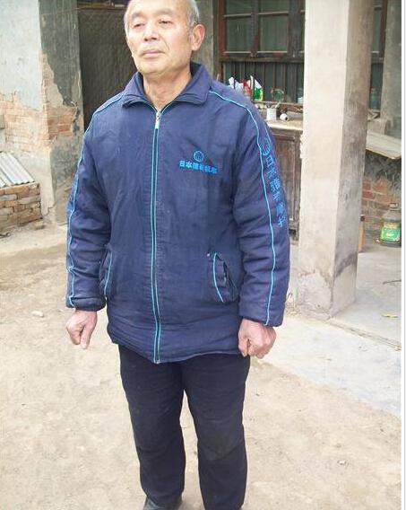 吴舜卿老人常常孤独无助的站在院子里,盼望有人能够来帮帮他,寒冷的天气使得吴舜卿老人瑟瑟发抖。