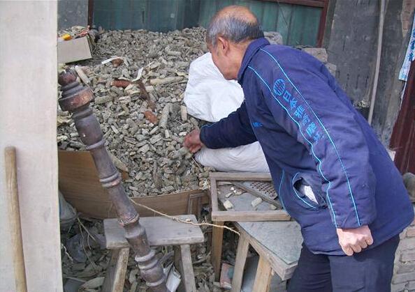 吴舜卿老人用好心的邻居送来的这些玉米芯生火取暖。老人说,多亏了有好心邻居的帮助。