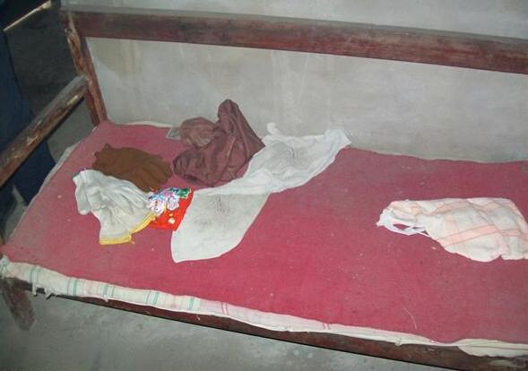 可怜的吴舜卿老人没有床铺,睡在一张破旧的木板长凳上,没有被褥,只是铺了一张破毡片儿,每晚就是和衣而眠。