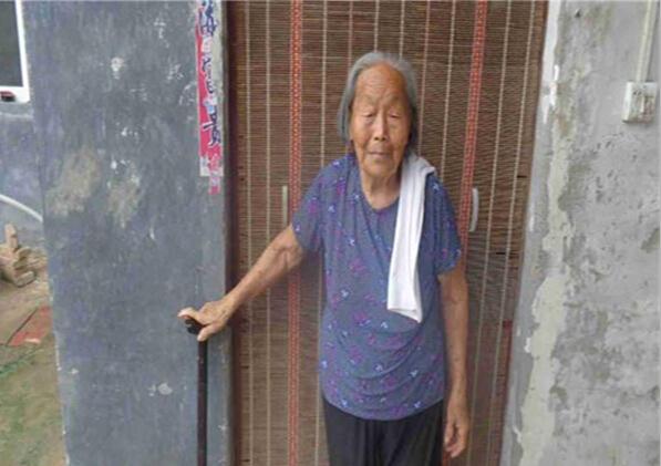 87岁孤寡老人李凤英,年迈多病,行动困难